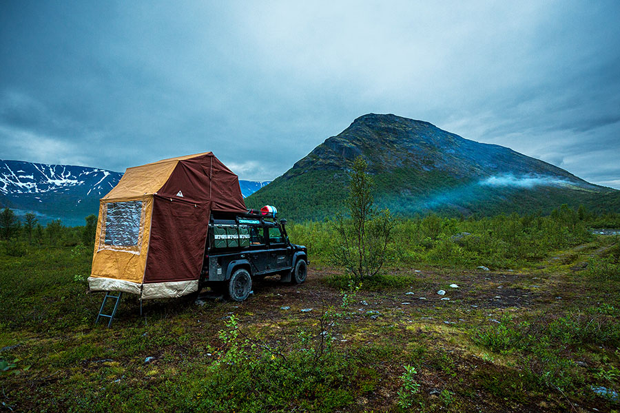 Sicher vor Bären, Camping in einem Dachzelt.