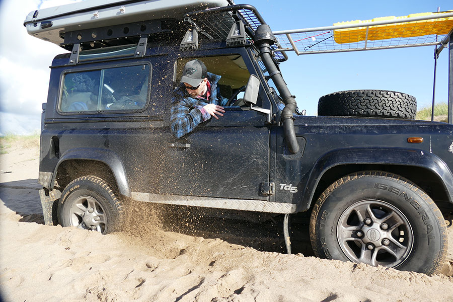 Làm thế nào để phục hồi một chiếc xe bị mắc kẹt trong cát hoặc bùn