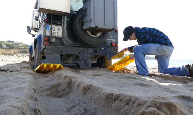 Hoe om 'n voertuig wat in sand of modder vasgesteek is, te herstel