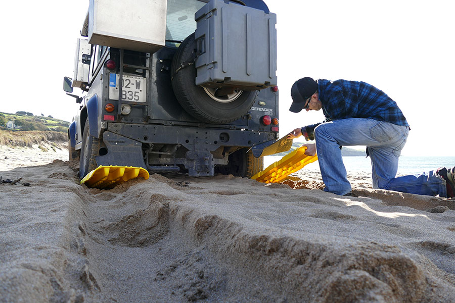 Hoe een voertuig te herstellen dat vastzit in zand of modder