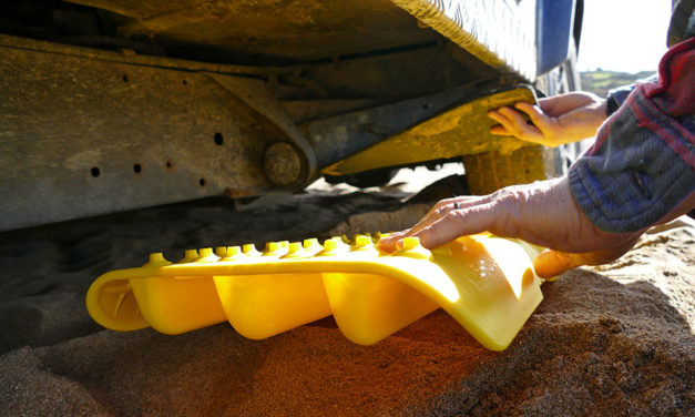 모래 또는 진흙에 갇혀있는 차량을 복구하는 방법