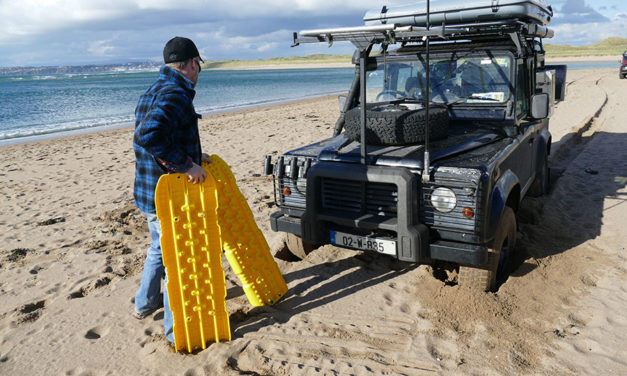 Wie kann man ein Fahrzeug wiederherstellen, das in Sand oder Schlamm steckt?