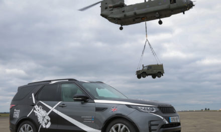 Land Rover-ek RAF Chinook Display Team famatua lagunduko du lurrean laguntzeko.