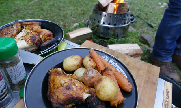 Cocinar pollo asado en un pozo de fuego Petromax Atago